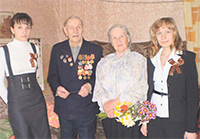 Фаина Андреевна Соколова с мужем Николаем Николаевичем и учащимися Ермолинской школы