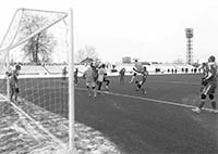 Виталий Кирсанов (№ 13) забивает гол в ворота «Долгопрудного-2»
