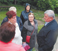 Жители Решетникова беседуют с А.Н.Постриганем.