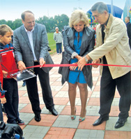 Открытие нового стадиона, слева направо – Владимир Канахин, Алла Полякова, Леонид Твердохлебов