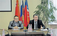 Ирек Вильданов (справа) и председатель ТИК Щелковского района Анатолий Малинин