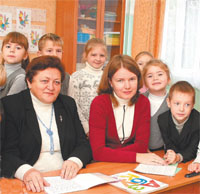 директор Центра образования «Планета детства» Г.В.Старикова (слева)  и учитель начальных классов Ю.Н.Чукалина с учениками.
