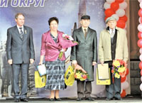 Награждение лауреатов  в номинации  «За честь и достоинство»,  слева – глава городского  округа Валерий Токарев