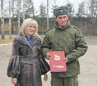 Солдаты получили грамоты из рук главы района
