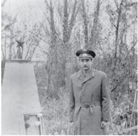 Сын – С.С. Морозов – возле прежнего памятника погибшему экипажу. Ельниковский район. 1988 год